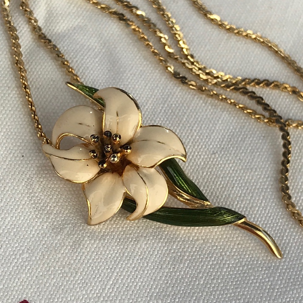 Vintage Gold Tone Enamel Lily Pendant Necklace!